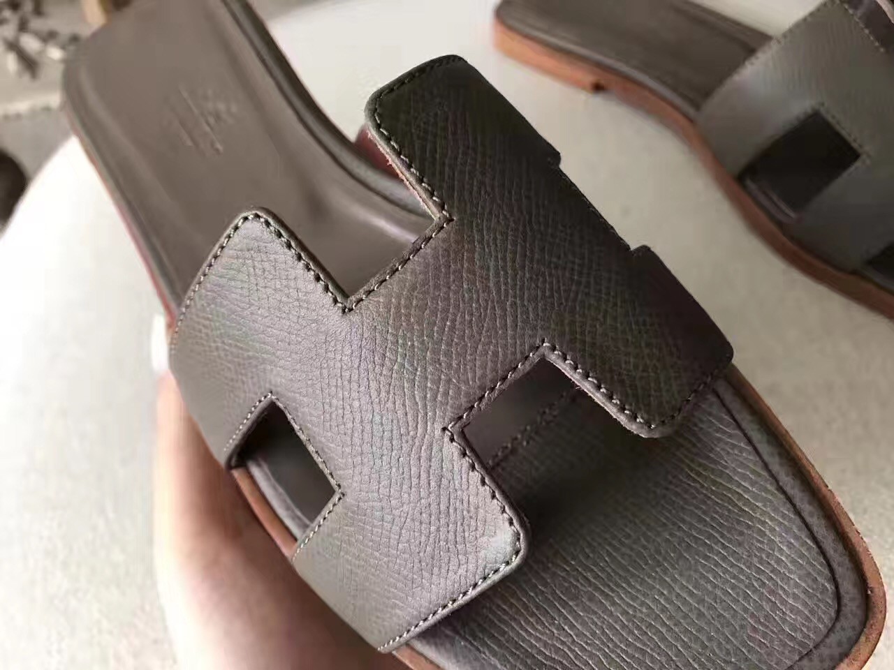 Hermes Oran Sandals Etoupe Epsom Leather Flat Shoes 38.5 – Mightychic
